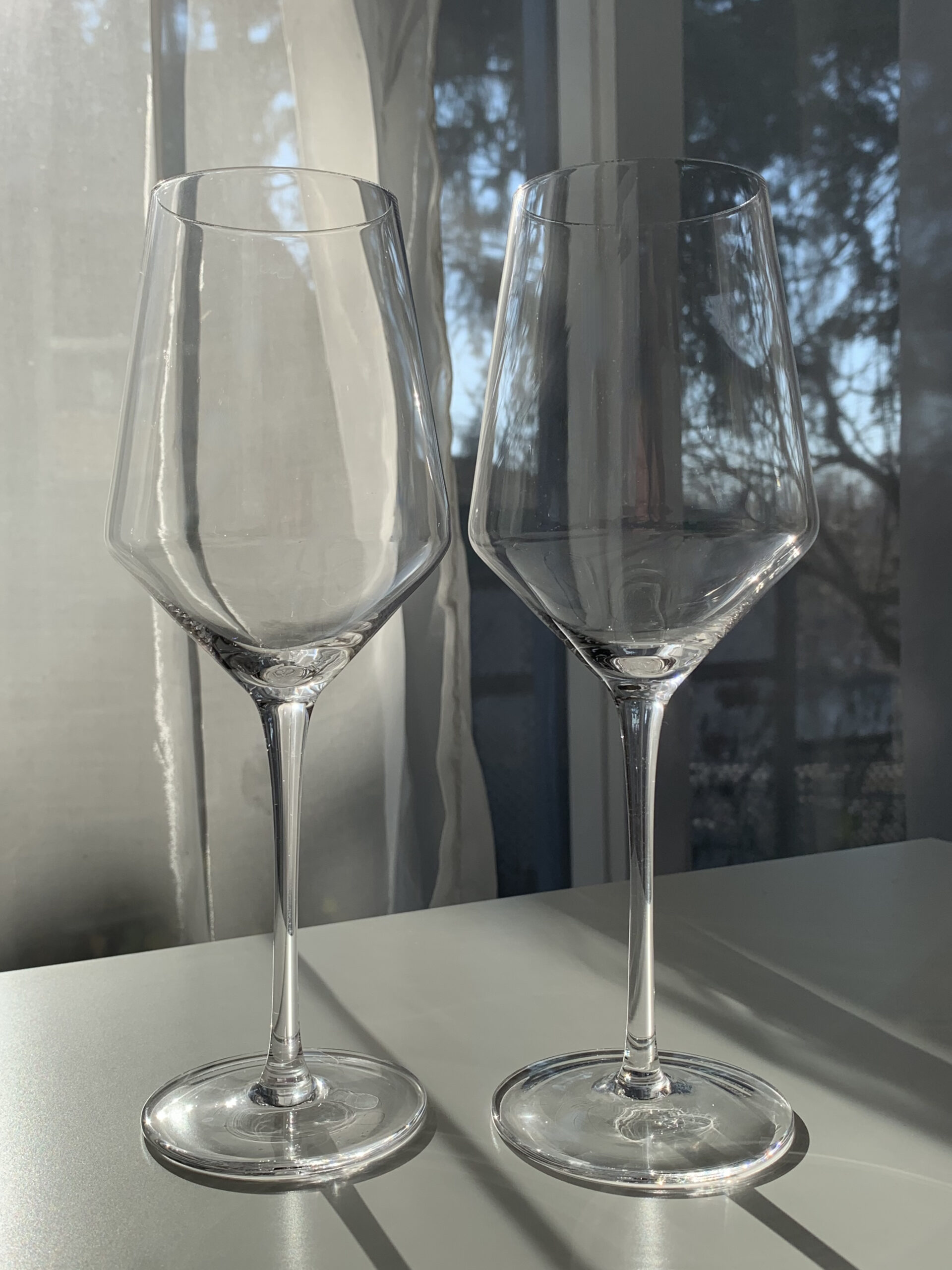 https://www.noyougohome.com/wp-content/uploads/2020/10/GH571.-crystal-wine-glass-2-scaled.jpeg